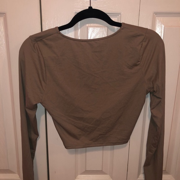 ‼️ ON SALE ‼️ Fashion Nova Twist Front Crop Top - Picture 5 of 5